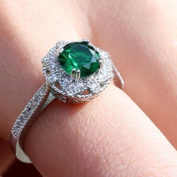 Jewelry - New Elegant Women  925 Silver Emerald Ring